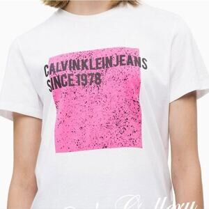 Calvin Klein Tee Shirt - Medium